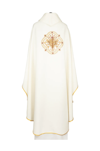 Ornat ecru z haftem IHS i kielichem eucharystycznym – pełny widok