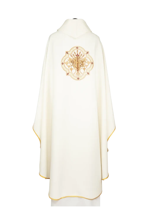 Ornat ecru z haftem IHS i kielichem eucharystycznym – pełny widok