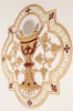 Ornat ecru z haftem IHS i kielichem eucharystycznym – zbliżenie haftu