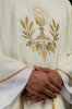 Ornat ecru z haftem kielicha i hostii na tkaninie żakardowej – detal symbolu