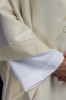 Ornat ecru z haftem kłosów zboża i krzyża – detal symbolu