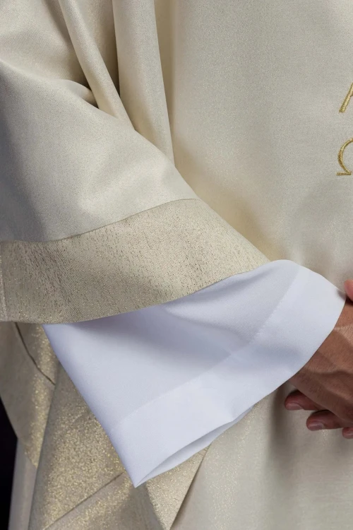 Ornat ecru z haftem kłosów zboża i krzyża – detal symbolu