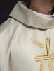 Ornat ecru z haftem kłosów zboża i krzyża – wykończenie kołnierza
