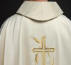 Ornat ecru z haftem kłosów zboża i krzyża – widok tyłu