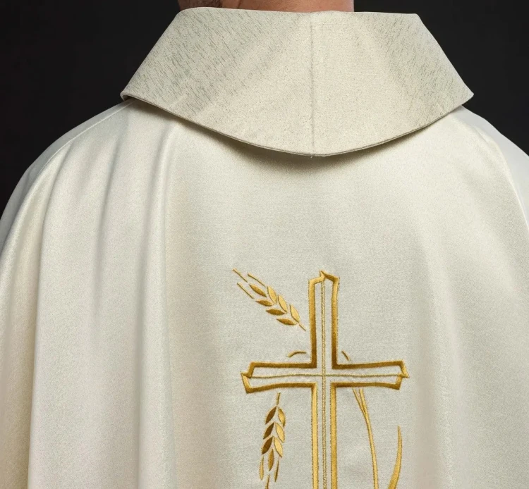 Ornat ecru z haftem kłosów zboża i krzyża – widok tyłu