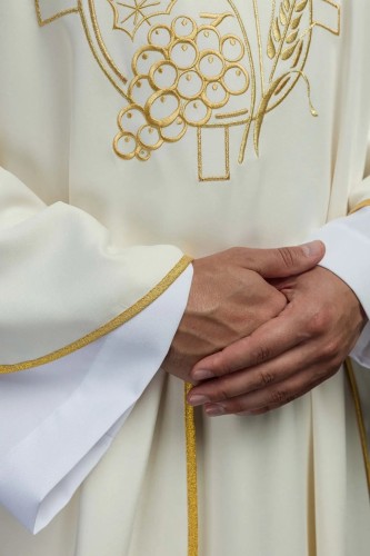 Ornat ecru z haftem kłosów zboża i krzyża – wariant II – pełny widok