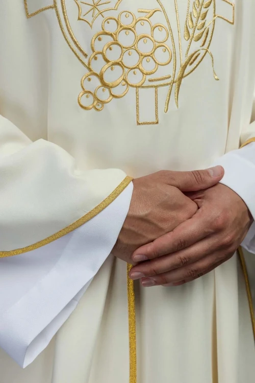 Ornat ecru z haftem kłosów zboża i krzyża – wariant II – pełny widok