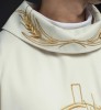 Ornat ecru z haftem kłosów zboża i krzyża – wariant II – zbliżenie haftu