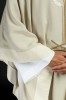 Ornat ecru z haftem kłosów zboża, ryby i krzyża – detal symbolu