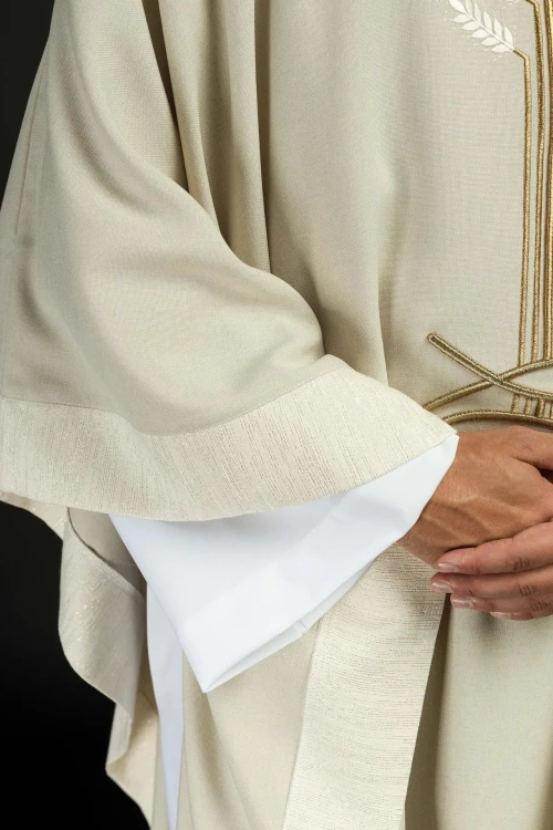 Ornat ecru z haftem kłosów zboża, ryby i krzyża – detal symbolu
