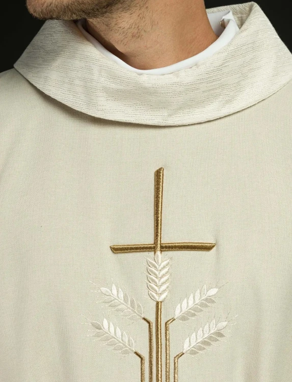 Ornat ecru z haftem kłosów zboża, ryby i krzyża – wykończenie kołnierza