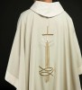 Ornat ecru z haftem kłosów zboża, ryby i krzyża – widok tyłu