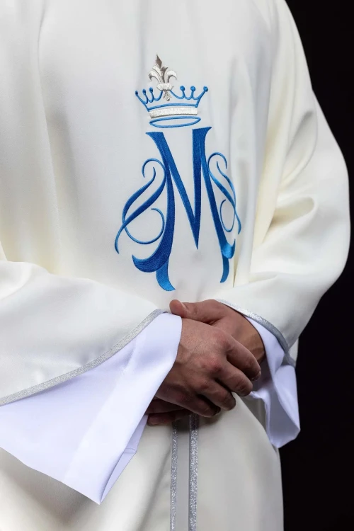 Ornat ecru z haftem maryjnym – detal symbolu