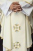 Ornat ecru z haftem maryjnym – wariant III – wykończenie kołnierza