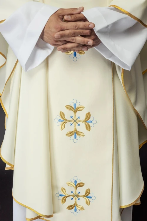 Ornat ecru z haftem maryjnym – wariant III – wykończenie kołnierza