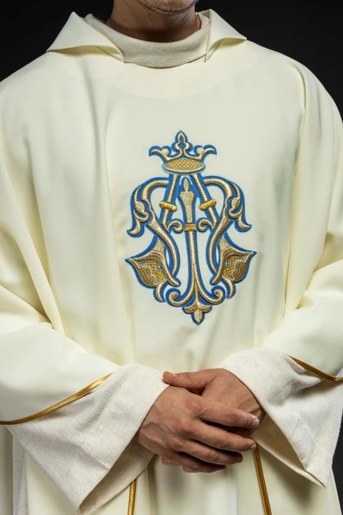 Ornat ecru z haftem maryjnym i szerokim kołnierzem – detal symbolu