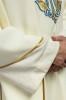 Ornat ecru z haftem maryjnym i szerokim kołnierzem – widok przodu