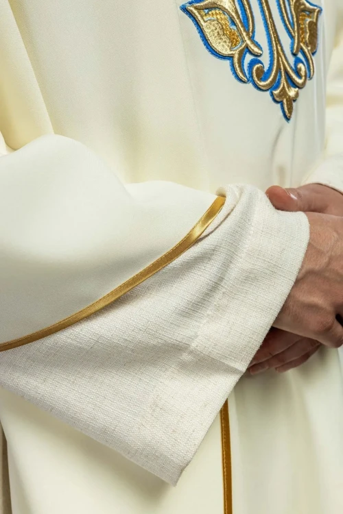 Ornat ecru z haftem maryjnym i szerokim kołnierzem – widok przodu