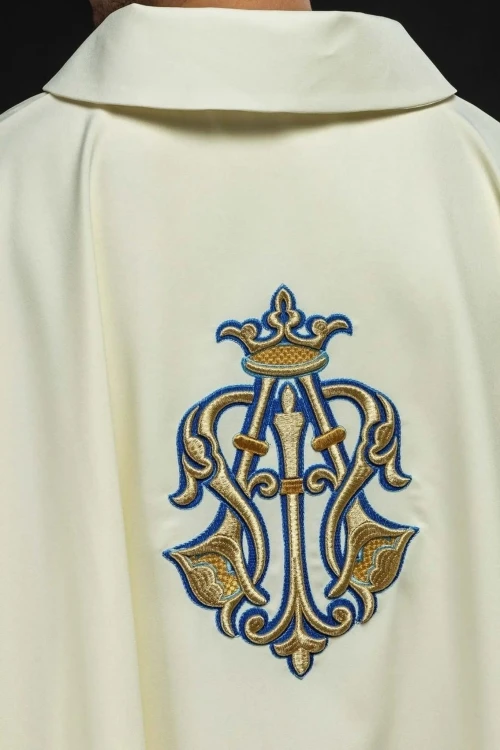 Ornat ecru z haftem maryjnym i szerokim kołnierzem – widok tyłu