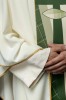 Ornat ecru z haftem ryby i krzyża – wykończenie kołnierza