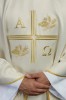 Ornat ecru z haftem symboli Alfa i Omega, kłosów zboża i krzyża – zbliżenie haftu