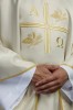 Ornat ecru z haftem symboli Alfa i Omega, kłosów zboża i krzyża – detal symbolu