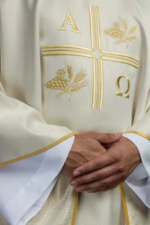 Ornat ecru z haftem symboli Alfa i Omega, kłosów zboża i krzyża – detal symbolu