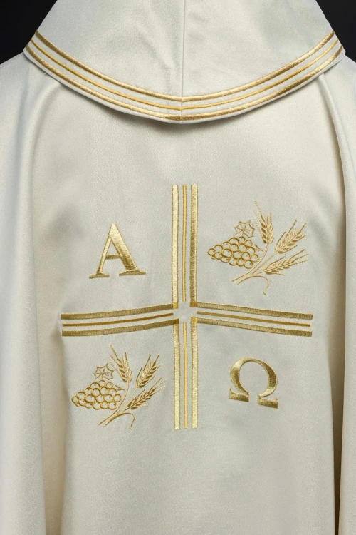 Ornat ecru z haftem symboli Alfa i Omega, kłosów zboża i krzyża – wykończenie kołnierza