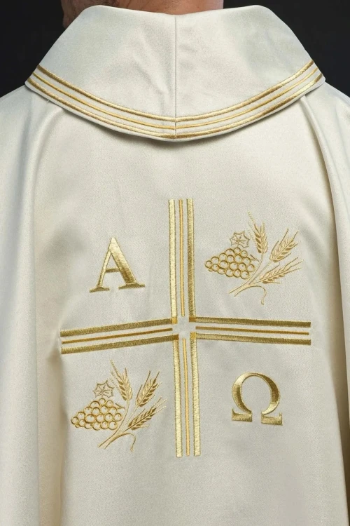 Ornat ecru z haftem symboli Alfa i Omega, kłosów zboża i krzyża – widok przodu