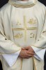 Ornat ecru z haftem symboli Alfa i Omega, kłosów zboża i krzyża – układ na sylwetce