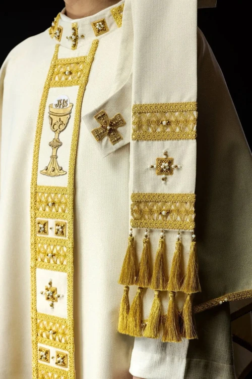 Ornat ecru ręcznie zdobiony z kamieniami naturalnymi – wariant III – widok tyłu
