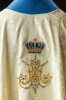 Ornat maryjny ecru ręcznie zdobiony kamieniami naturalnymi – wariant II – widok tyłu