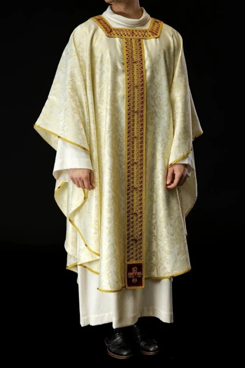 Ręcznie wykonany ornat liturgiczny ecru z kamieniami naturalnymi – pełny widok