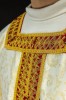 Ręcznie wykonany ornat liturgiczny ecru z kamieniami naturalnymi – zbliżenie haftu