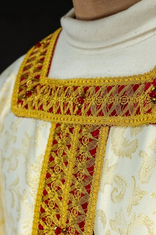 Ręcznie wykonany ornat liturgiczny ecru z kamieniami naturalnymi – zbliżenie haftu