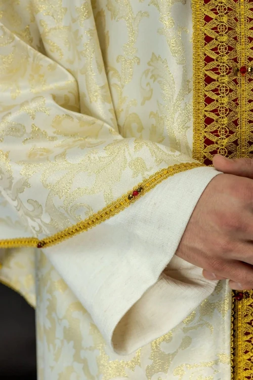 Ręcznie wykonany ornat liturgiczny ecru z kamieniami naturalnymi – detal symbolu