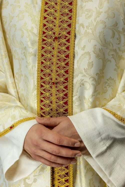 Ręcznie wykonany ornat liturgiczny ecru z kamieniami naturalnymi – wykończenie kołnierza
