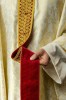 Ręcznie wykonany ornat liturgiczny ecru z kamieniami naturalnymi – widok przodu