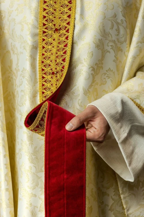 Ręcznie wykonany ornat liturgiczny ecru z kamieniami naturalnymi – widok przodu