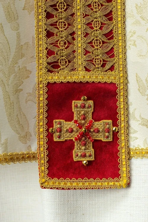 Ręcznie wykonany ornat liturgiczny ecru z kamieniami naturalnymi – widok tyłu