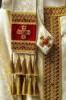 Ręcznie wykonany ornat liturgiczny ecru z kamieniami naturalnymi – detal tkaniny