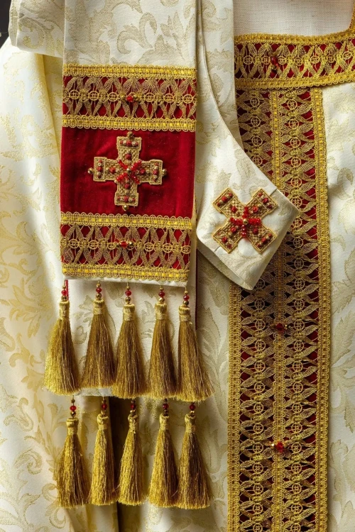 Ręcznie wykonany ornat liturgiczny ecru z kamieniami naturalnymi – detal tkaniny