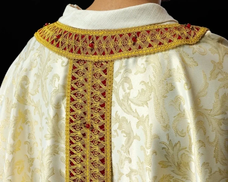 Ręcznie wykonany ornat liturgiczny ecru z kamieniami naturalnymi – układ na sylwetce