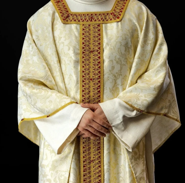 Ręcznie wykonany ornat liturgiczny ecru z kamieniami naturalnymi – zbliżenie dekoracji