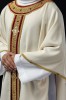 Ręcznie zdobiony ornat ecru z kamieniami naturalnymi – pełny widok