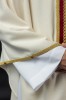 Ręcznie zdobiony ornat ecru z kamieniami naturalnymi – wykończenie kołnierza