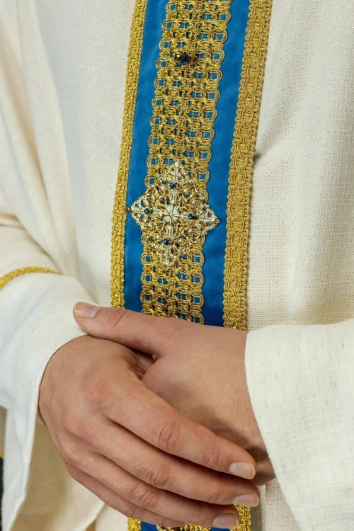 Ręcznie zdobiony ornat ecru z kamieniami naturalnymi – wariant II – detal symbolu