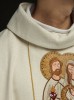 Haftowany ornat ecru na Boże Narodzenie z wizerunkiem Świętej Rodziny – wykończenie kołnierza