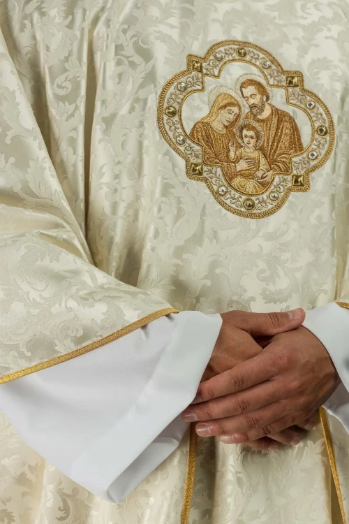 Haftowany ornat ecru na Boże Narodzenie z wizerunkiem Świętej Rodziny – wariant II – wykończenie kołnierza