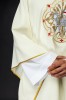 Haftowany ornat ecru z motywem baranka – wariant II – zbliżenie haftu